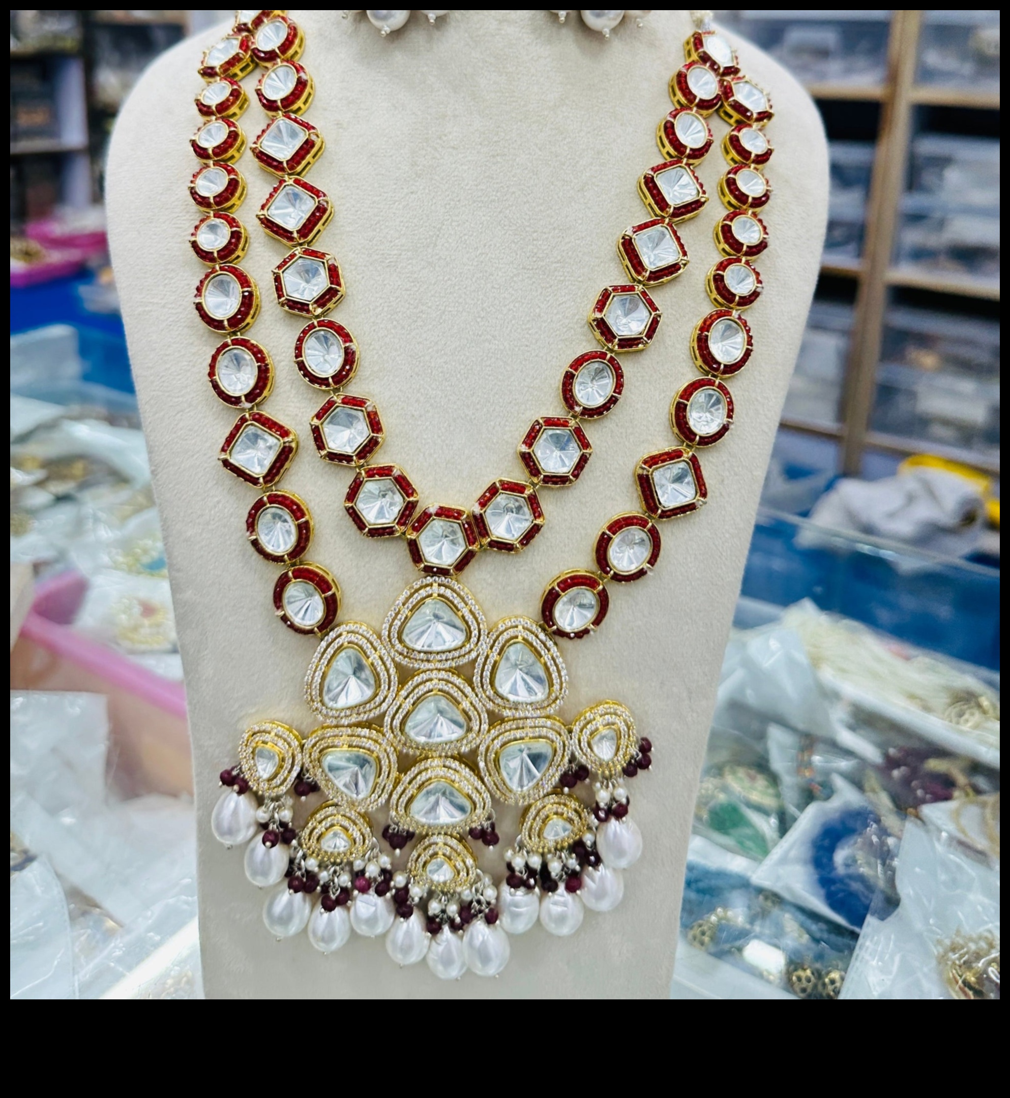 Regal Radiance: Îmbrățișează frumusețea majestuoasă cu stilurile noastre de colier Regal