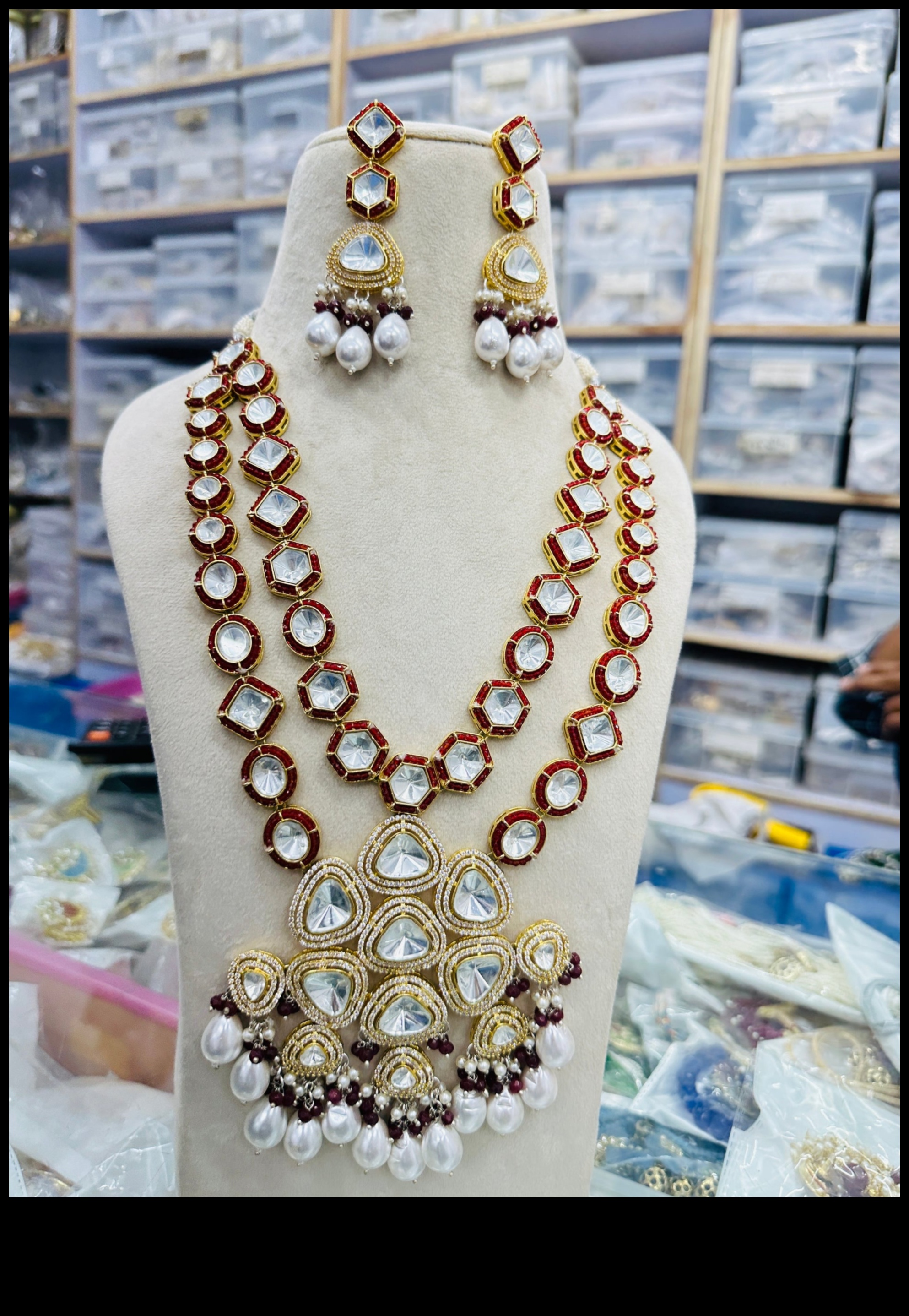 Regal Radiance: Îmbrățișează frumusețea majestuoasă cu stilurile noastre de colier Regal