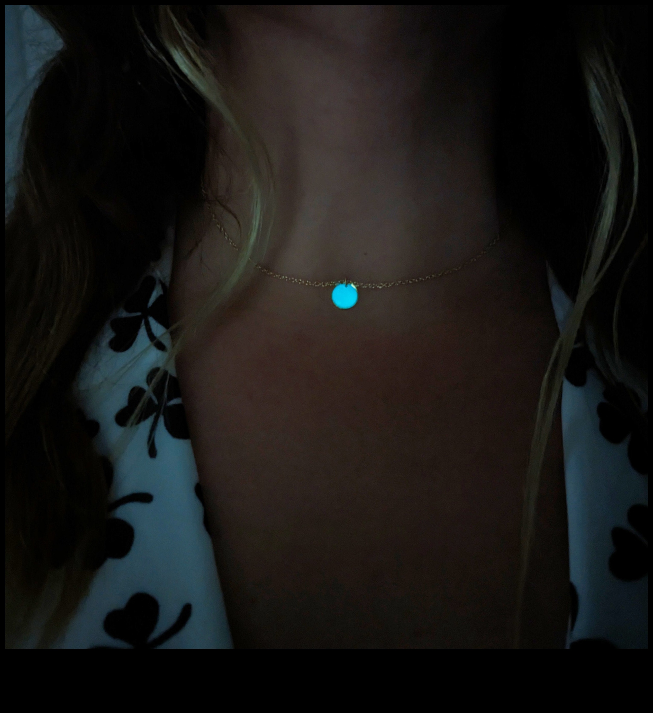 Legături luminoase: leagă-ți stilul cu chokerele noastre strălucitoare