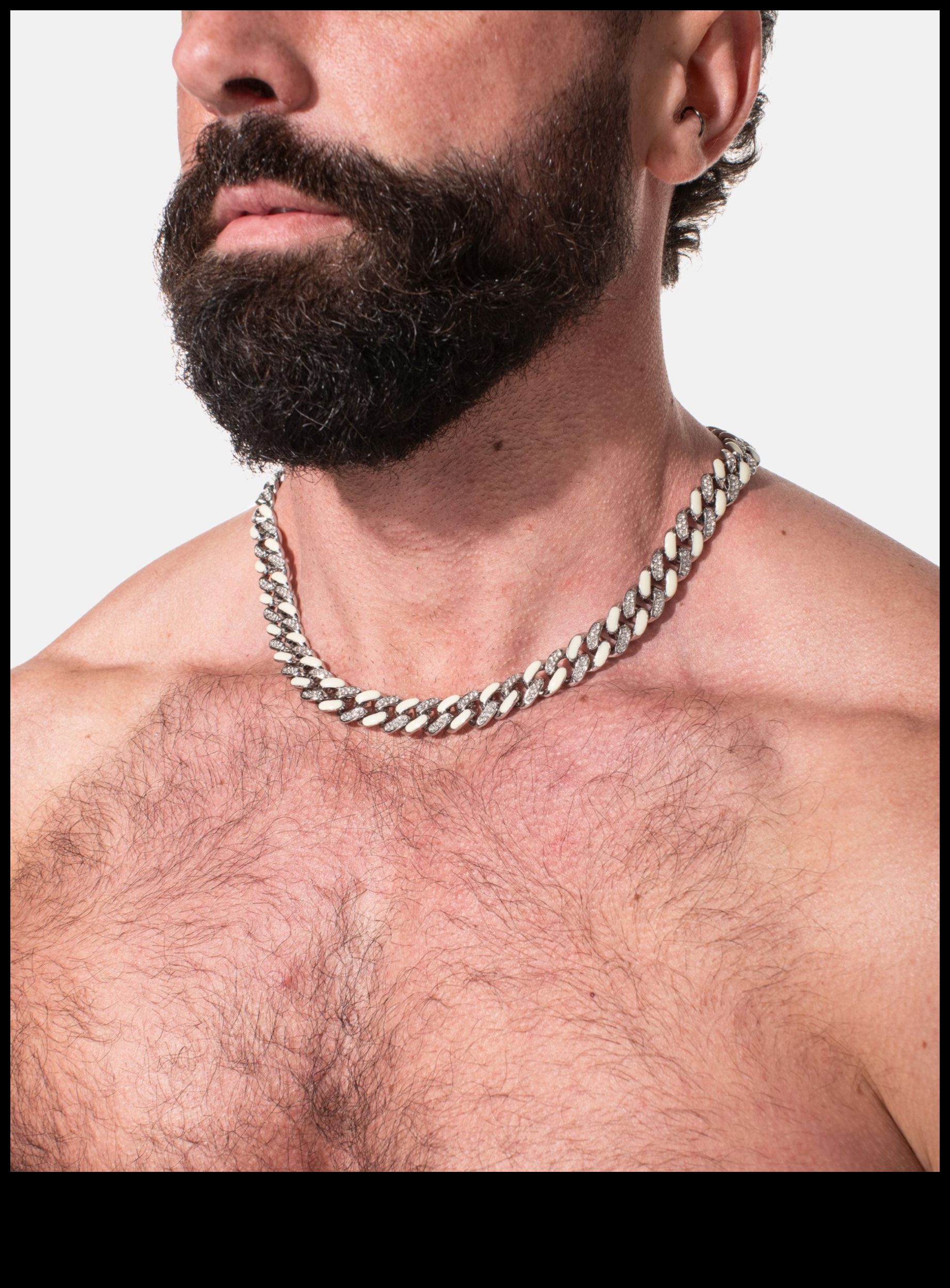 Legături luminoase: leagă-ți stilul cu chokerele noastre strălucitoare