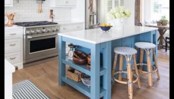 Cum să obții o bucătărie inspirată de coastă cu accente albastre folosind Idei de decor?