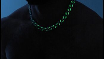 Legături luminoase: leagă-ți stilul cu chokerele noastre strălucitoare