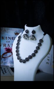 Splendoarea sculptată: împodobește-ți gâtul în arta chokerelor noastre