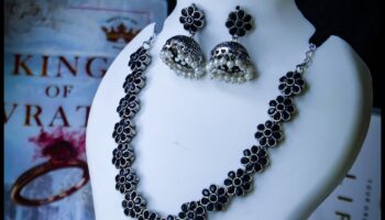 Splendoarea sculptată: împodobește-ți gâtul în arta chokerelor noastre